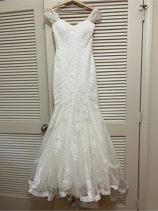 Dresses & Skirts - Ivory Lace Mermaid Wedding Dress with Sweetheart Neckline